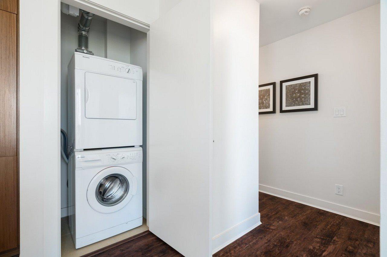 Level Vancouver Yaletown - Seymour מראה חיצוני תמונה A stacked washer and dryer in a home