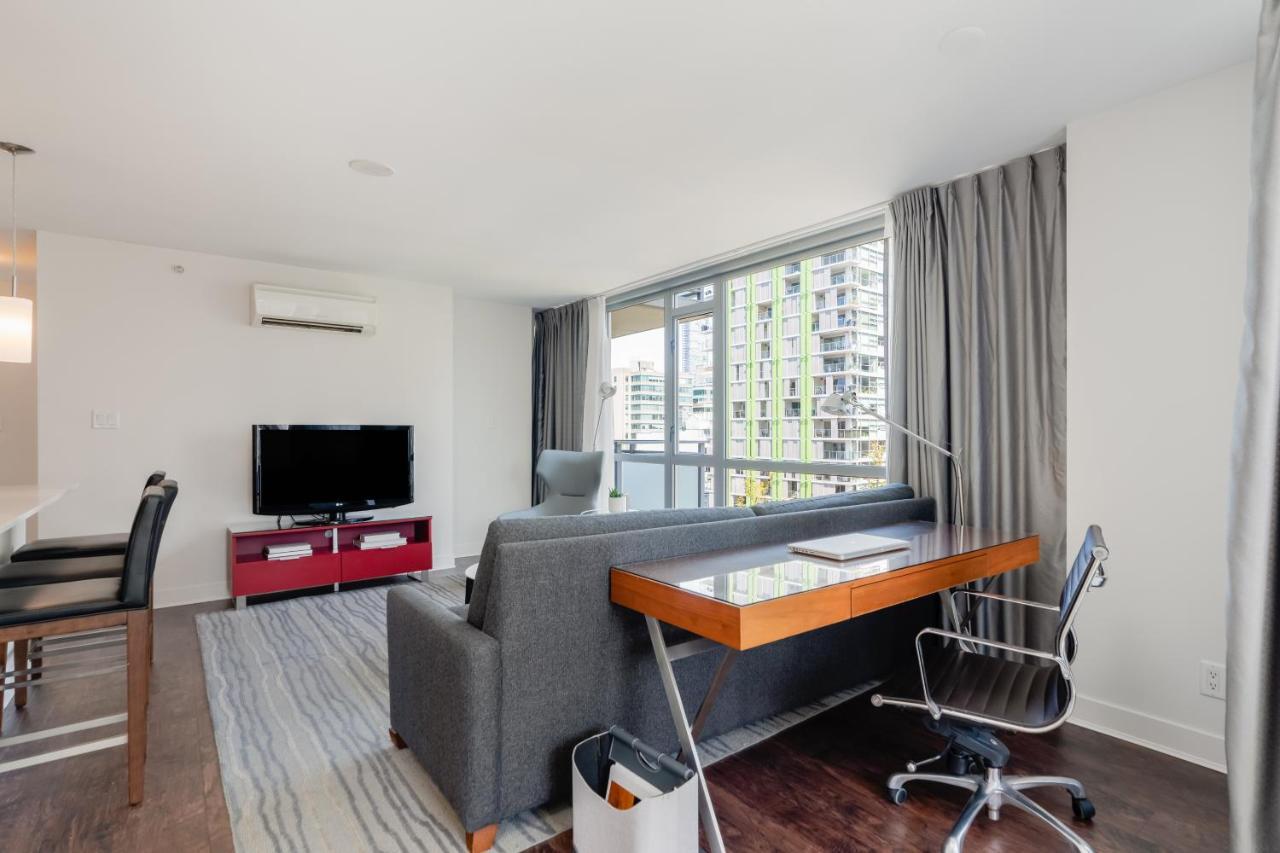 Level Vancouver Yaletown - Seymour מראה חיצוני תמונה A living room in a condominium