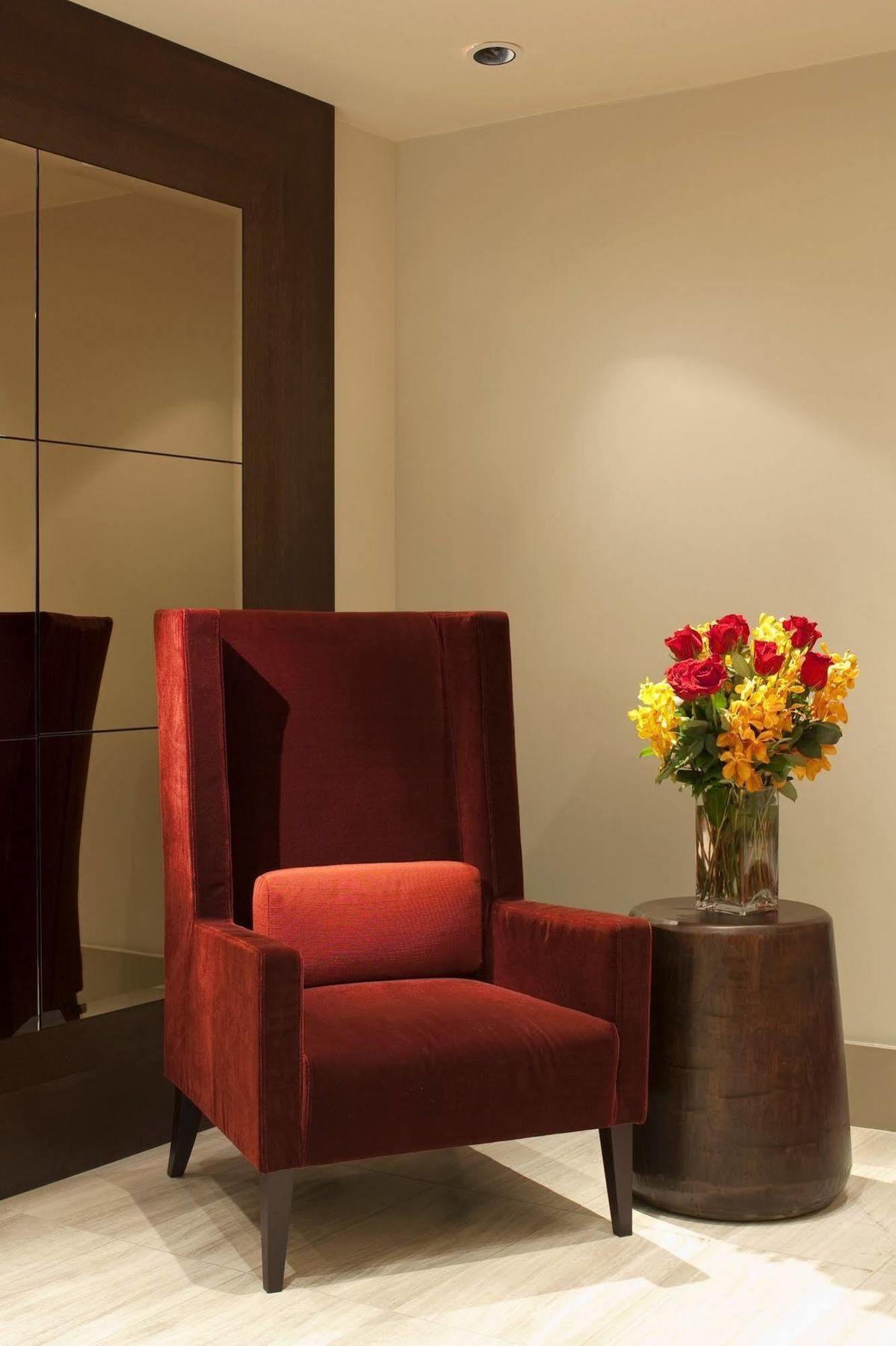 Level Vancouver Yaletown - Seymour מראה חיצוני תמונה A chair with a high back