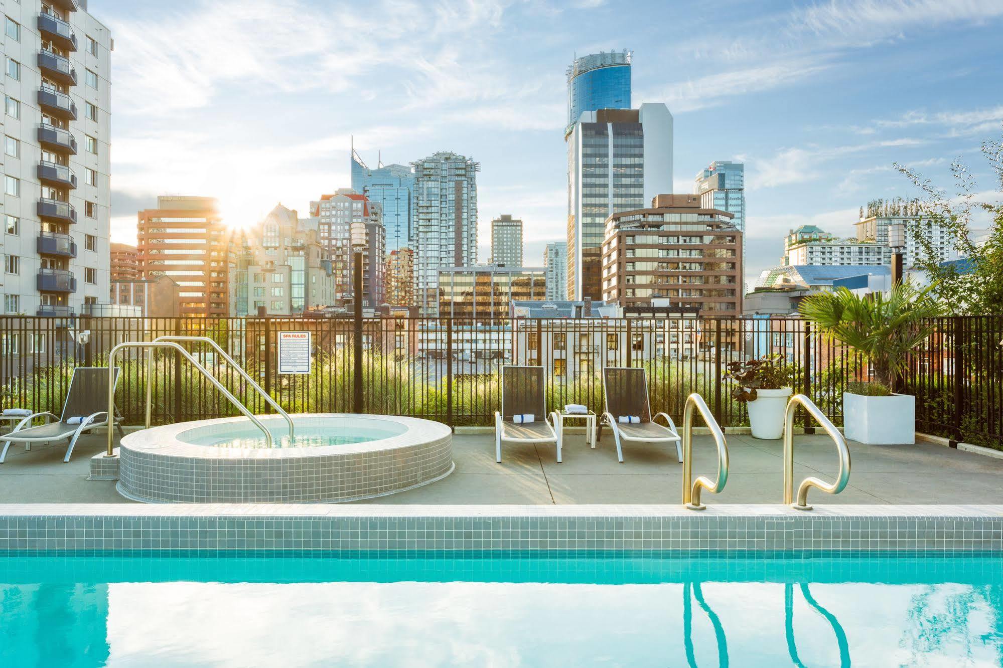 Level Vancouver Yaletown - Seymour מראה חיצוני תמונה Rooftop pool at Emporio